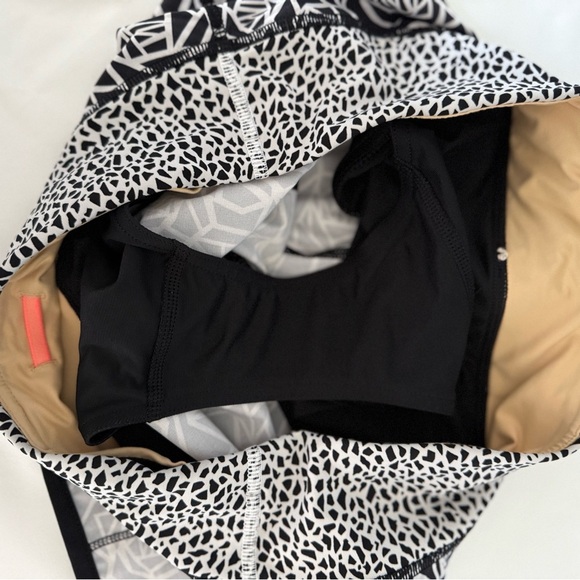 Lululemon Run: Speed Short‎ *2-way Stretch Pretty Palm Black Angel Wing / Black - Picture 8 of 10